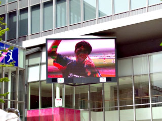 カメラ越しに手を振る薩川監督