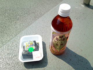 無糖紅茶とおにぎり