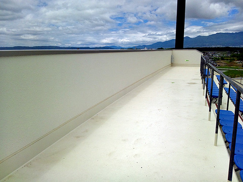 メインスタンド最上段通路